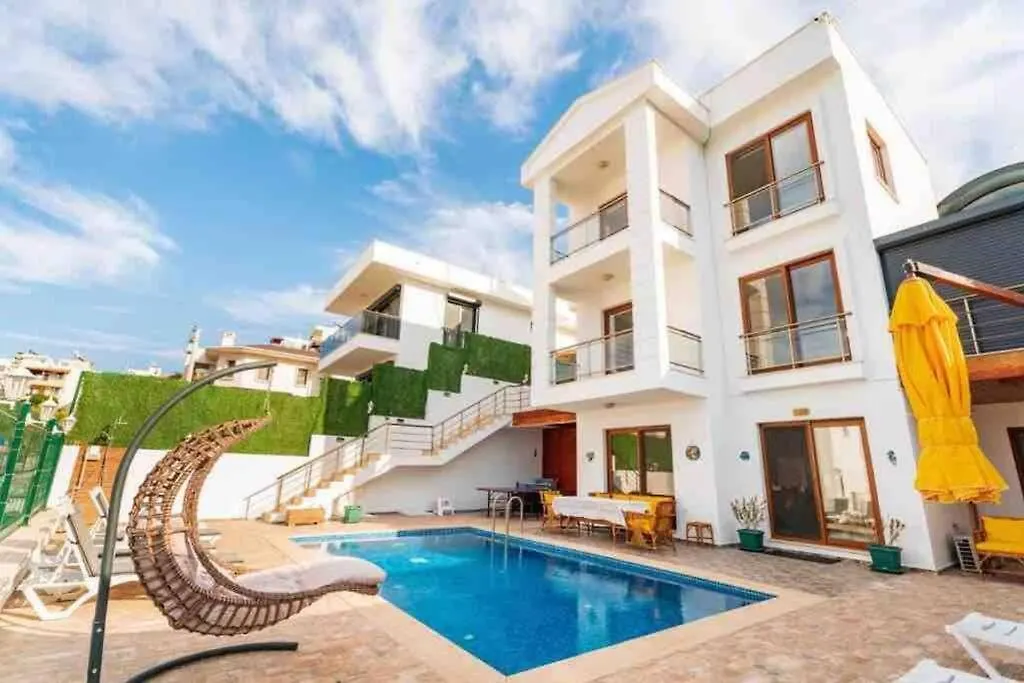 Oezel Havuzlu Ve Deniz Manzarali 5 Odali Villa Milas